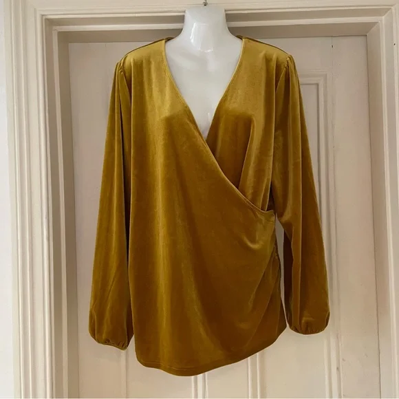 Boden ‘Ellie’ Gold Velvet Wrap Top - Size 22 - Picture 2 of 3